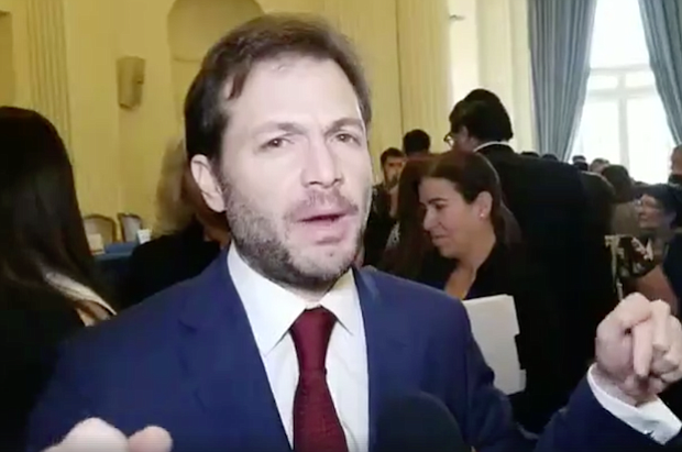 Ramón Muchacho, alcalde del municipio Chacao (perseguido por el régimen): Es un día histórico el que estamos presenciando hoy. Pongo como ejemplo el caso de la Fiscal General que está en el exilio, viajando por el mundo y no está siendo recibida como turista, sino por presidentes, por parlamentos, por magistrados, por fiscales. Este TSJ goza del reconocimiento de la comunidad internacional. Lo que estos magistrados produzcan será vinculante.