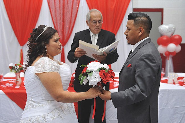 Años de amores, pasión por el fútbol y boda en una cancha junto a sus seres queridos