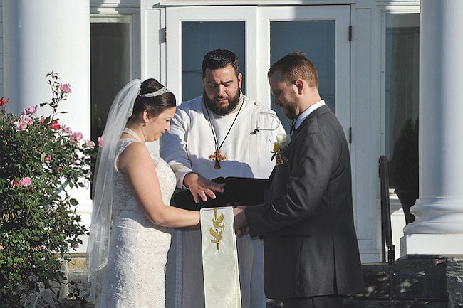 Felizmente casada, bendecida por su hermano pastor y rodeada de sus amigos