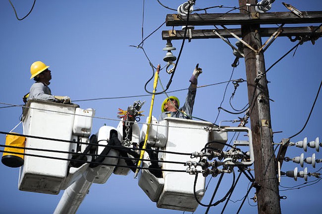 El servicio eléctrico de Puerto Rico cancela un contrato controversial con la firma de Montana para la reparación de la red eléctrica