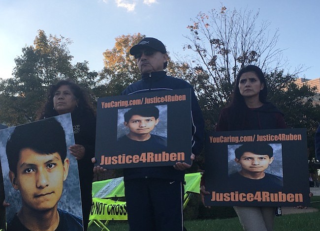 Padres de adolescente muerto por policía estudian acción legal