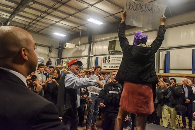 Gillespie enfatiza su pasado común con Rubio como mientras manifestantes lo llamaban racista