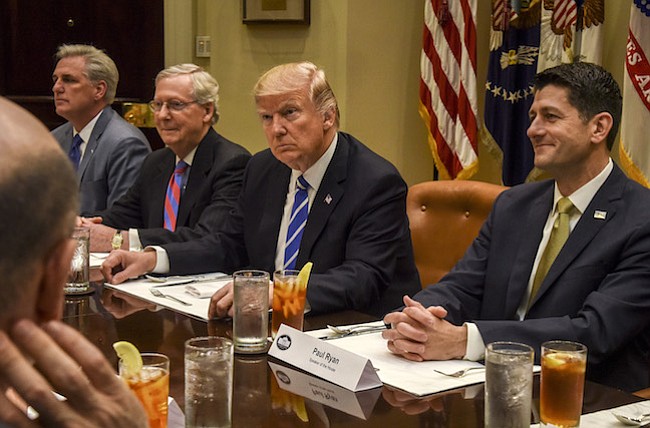 Donald Trump dice que solo está aplicando la ley de inmigración. Pero no es tan simple.