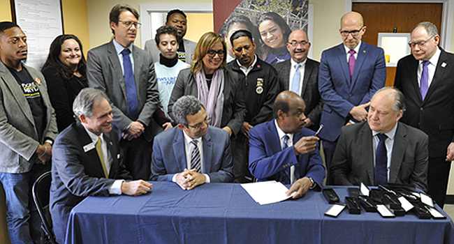 El ejecutivo del Condado de Montgomery firma ley de salario mínimo de $15