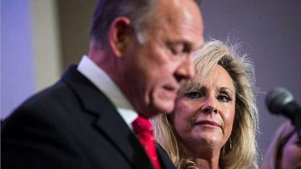 Esposa Roy Moore, acusado de abuso sexual, le defiende