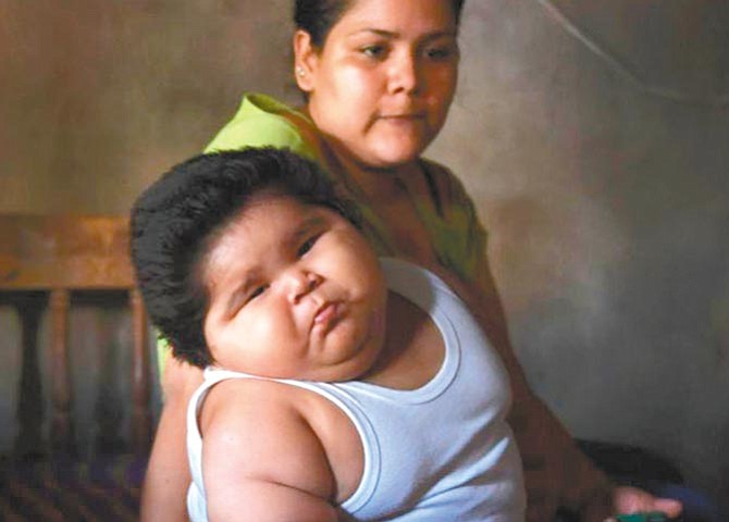 Luis Manuel González, ‘Luisito’ en brazos de su madre.