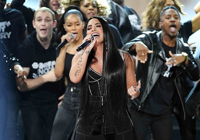Dánica Roem y Demi Lovato alzaron su voz contra el "bullying" en los American Music Awards