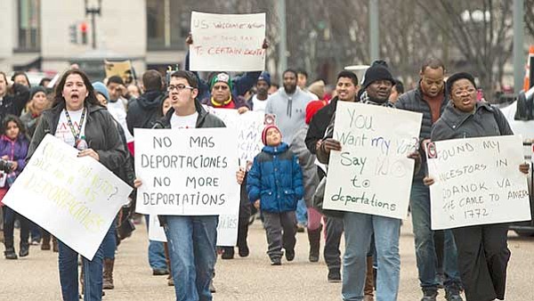 Activistas preocupados por fondos para deportaciones