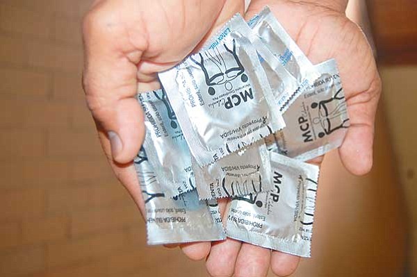 Pese a riesgos: Los adolescentes rechazan uso del condón