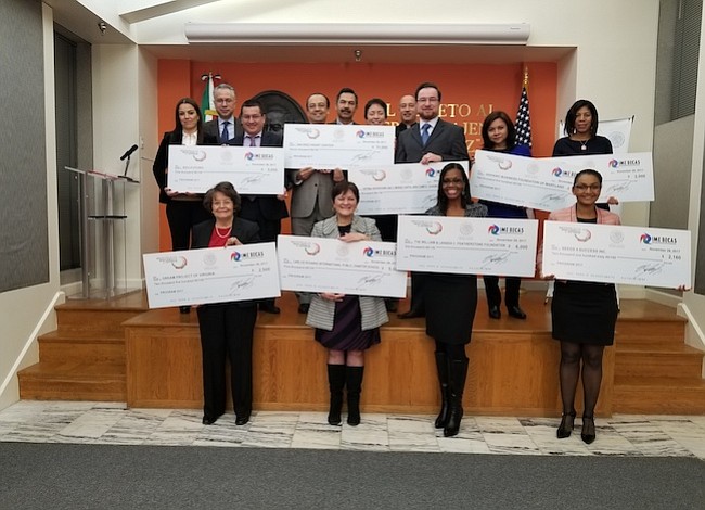 Más de $40 mil entregó embajada de México en becas a organizaciones locales