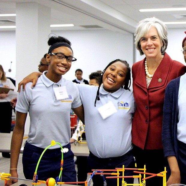 Izquierda a derecha: Saleen Meyers, Jazmyne Forde, la congresista estadounidense Katherine M. Clark (Quinto Distrito, MA), Kosi Ibekwe, Sophia Grullon.