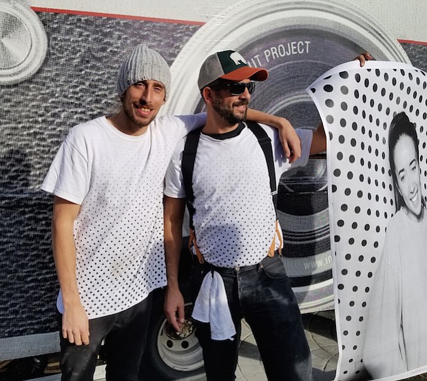 Joshua Geyer y Jaimes Catenf forman parte del equipo del proyecto artístico que ha tomado más de 7 mil fotos en apoyo a los dreamers