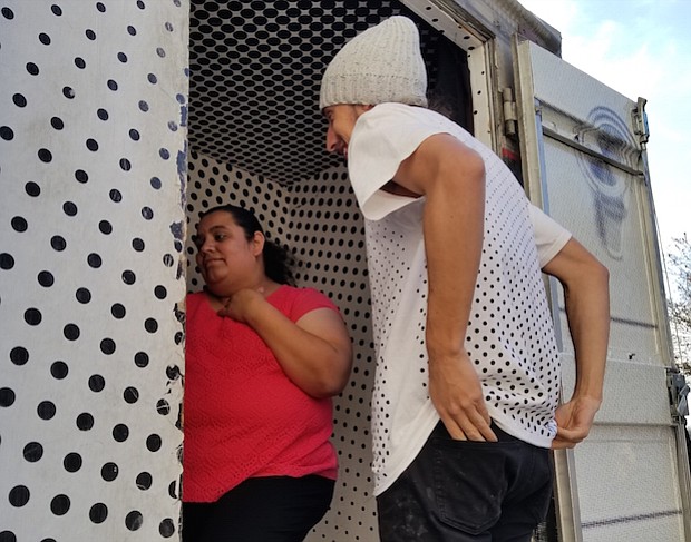 Geyer le da las indicaciones a la activista de DREAMer Mothers in Action para que se tome su fotografía