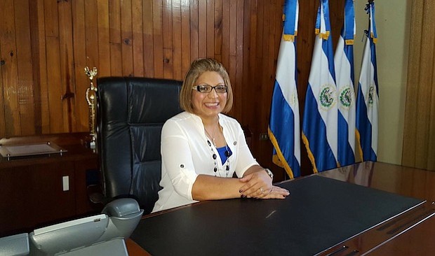 Rocio Treminio-Lopez: Deseo que dejemos atrás las fronteras y con el único nombre de "Latinos" las otras comunidades nos vean como una potencia política influyente. Espero que se sumen más líderes Latinos en política local, estatal, y nacional.