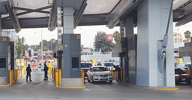 Las autoridades fronterizas tienen derecho a revisar y a confiscar celulares y otros móviles. Foto de Manuel Ocaño