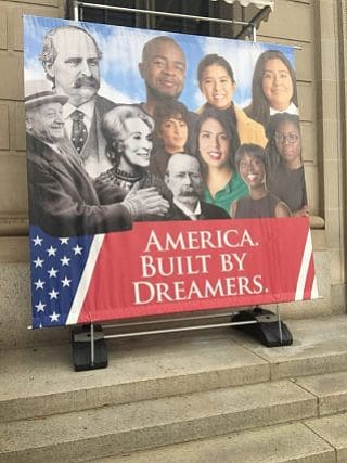 Desde Apple hasta Koch, las grandes empresas dicen que Trump está equivocado con respecto a la inmigración