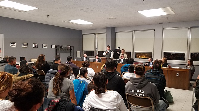 Panelistas conversan con miembros de la comunidad sobre el TPS en un foro comunitario en el City Hall de Everett
