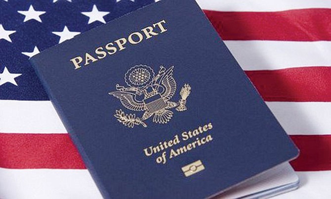 Pagas al IRS o pierdes tu pasaporte
