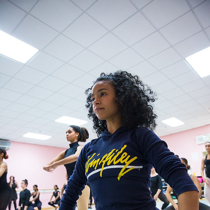 Belén Pereyra, nacida en República Dominicana y criada en Lawrence, simpatizó con los estudiantes especialmente porque ella es una exalumna de Boston Arts Academy. "A esta edad de estos chicos, en la adolescencia, entendemos la confusión que muchos tenemos con nuestro cuerpo, que poco a poco vamos aclarando y madurando hasta encontrar nuestro propio camino", dijo.