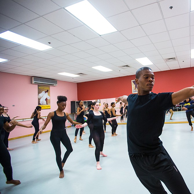 Solomon Dumas, de Chicago, comenzó a bailar en Alvin Ailey Dance Company en 2016.