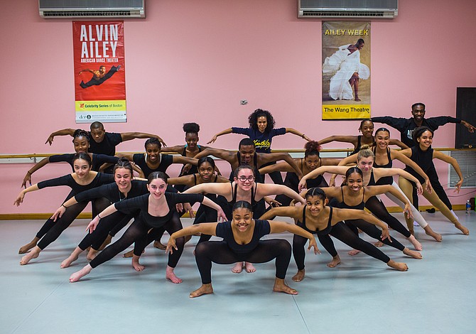Bailarines de Alvin Ailey dieron una clase especial a estudiantes de Boston Arts Academy