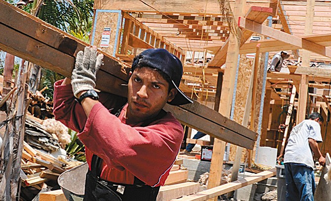 Latinos percibe que inmigrantes  afectan sus trabajos