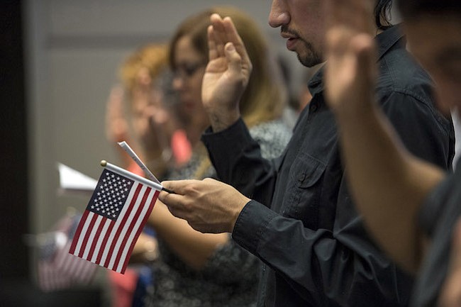 Arlington: Donación anónima ayudará a inmigrantes con costo de trámite de ciudadanía