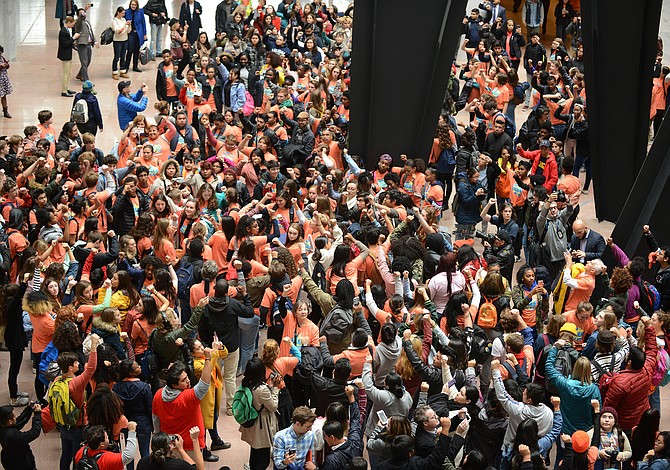 Congresista pide a la policía que detenga a los inmigrantes indocumentados en discurso de Rendición de Cuentas
