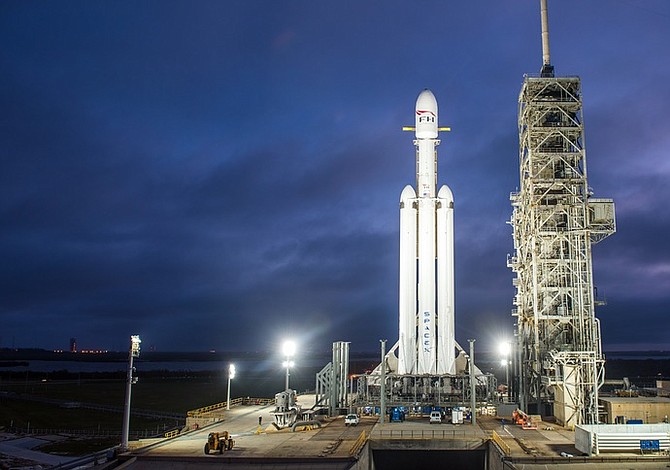 SpaceX abre nuevo capítulo espacial con lanzamiento de supercohete