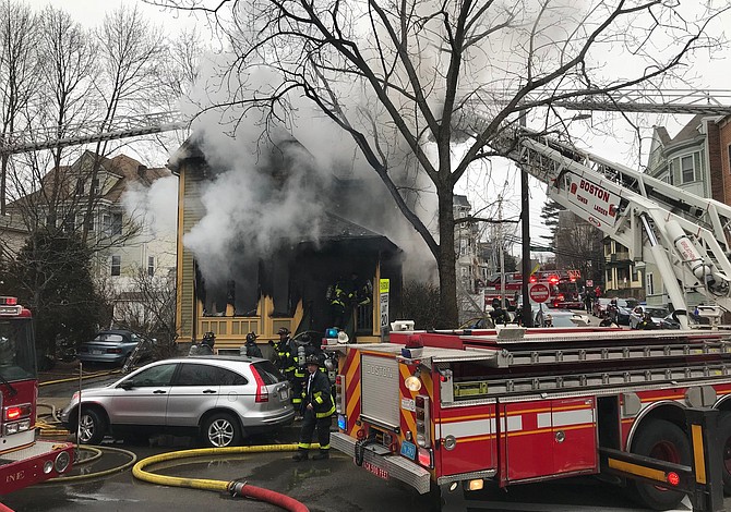 Bomberos de Boston rescataron a cinco niños de las llamas