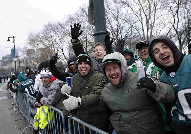Miles de personas vitorean a Eagles en su desfile de campeones Super Bowl