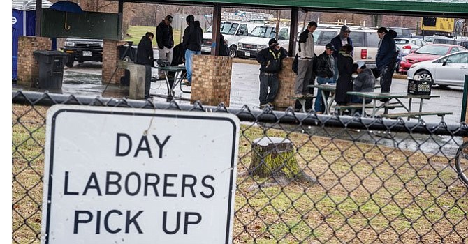 “No somos flojos”: Trabajadores hispanos a destajo le responden a John Kelly