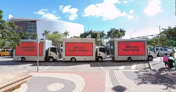 Carteles gigantes recorren Miami para pedir al senador Rubio control de armas