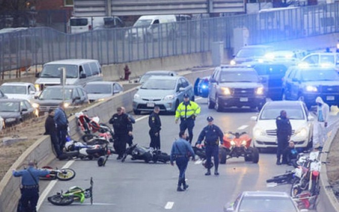 VIDEO: La policía de Boston tiende una trampa a un grupo de 30 motorizados