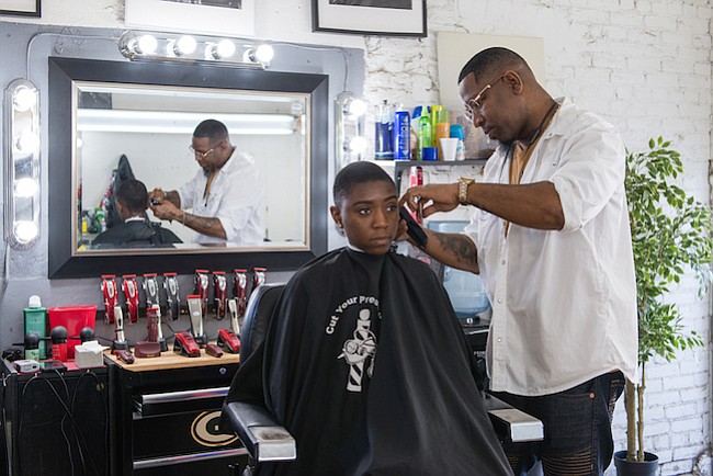 Barberos logran cortar el pelo… y la presión arterial de sus clientes