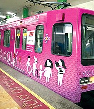 vagones de metro rosas