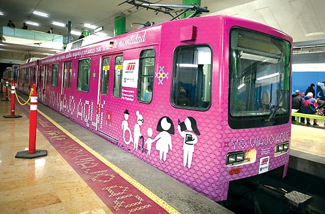 vagones de metro rosas