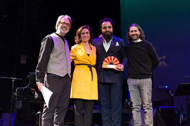 El maestro del cajón, Israel “Piraña" Suárez, recibe un premio de Berklee College of Music