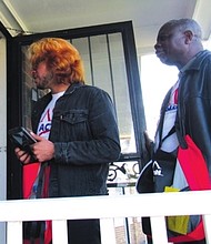 PUERTA A PUERTA. Jonathan Hernández (izq.) y Félix Kala tocan puertas el 10 de abril en Hyattsville, Maryland, entregando propaganda sobre las elecciones.