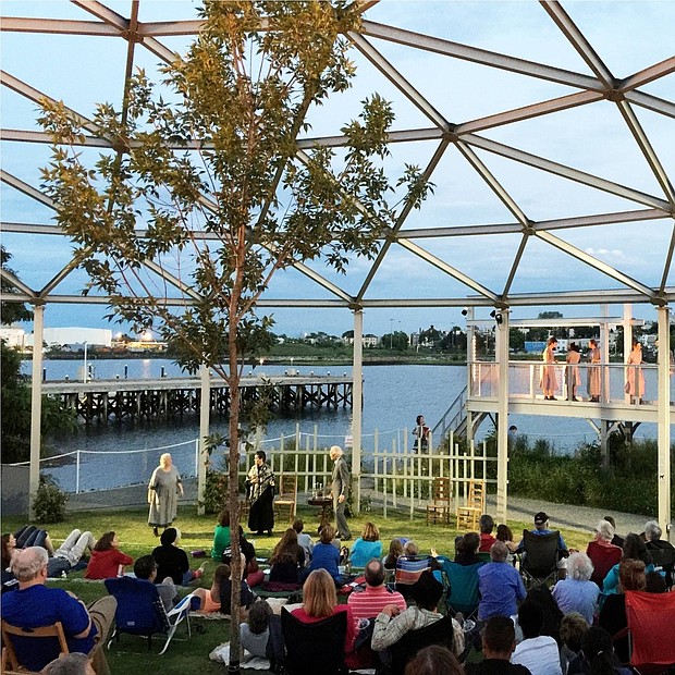 Representación teatral al aire libre en la zona del puerto de Chelsea, MA
