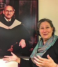 HIJA. Rosemary Lado, una de los diez hijos del fundador, Robert Lado.