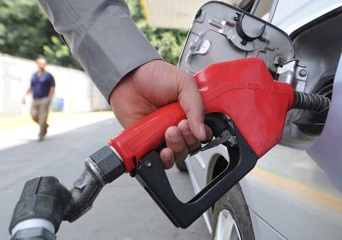 Precios del combustible subirán hasta $0.08 por “tensión geopolítica entre EE.UU. e Irán”