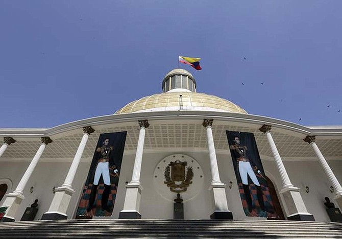 Parlamento venezolano acusa que viaje de Maduro a China es para "evitar el default"