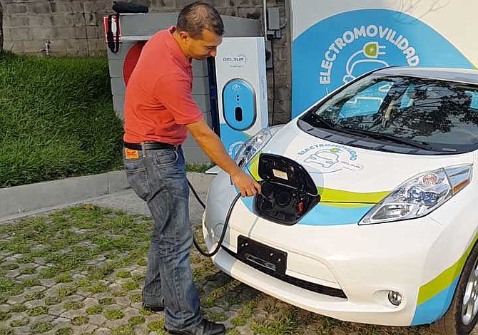 Llegó a El Salvador el primer auto eléctrico con fines comerciales