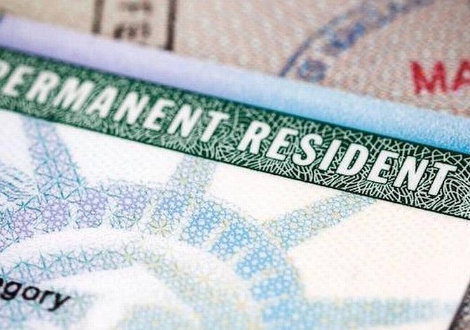 Pedirán devolución de cientos de “green cards” recientemente emitidas