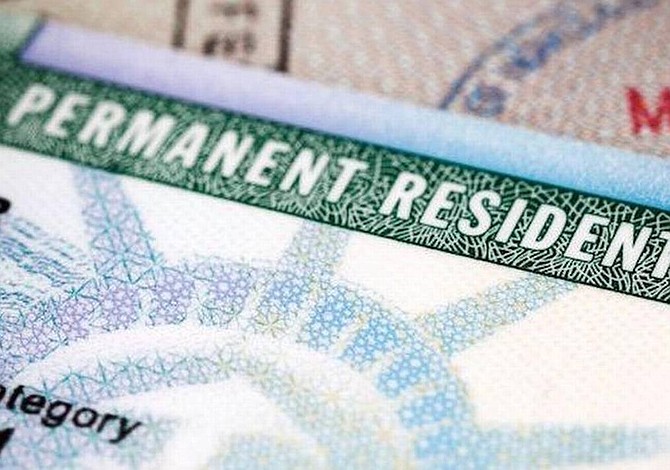 Pedirán devolución de cientos de “green cards” recientemente emitidas