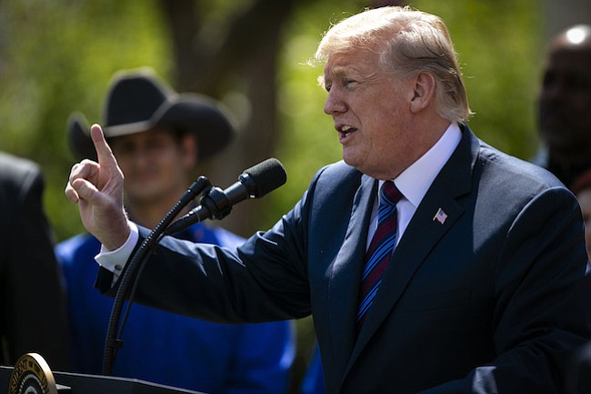 Bajo propuesta de Trump, inmigrantes latinos podrían tener miedo de recibir beneficios de salud