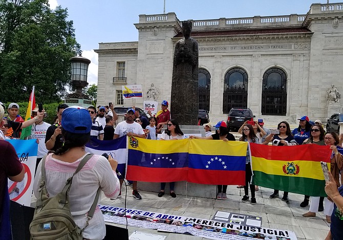 Venezolanos protestan frente a la sede de la OEA en Washington DC