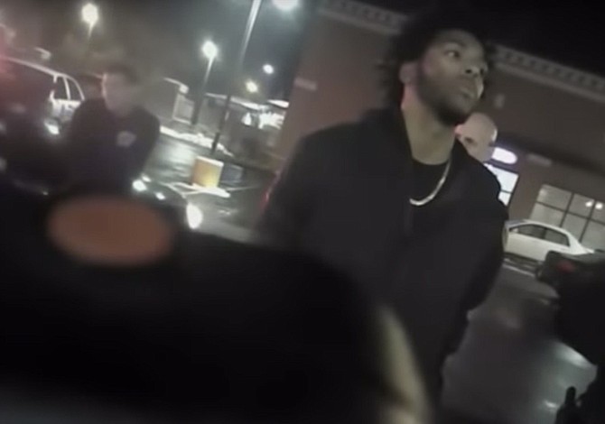 Difunden polémico video del maltrato policial a jugador de la NBA