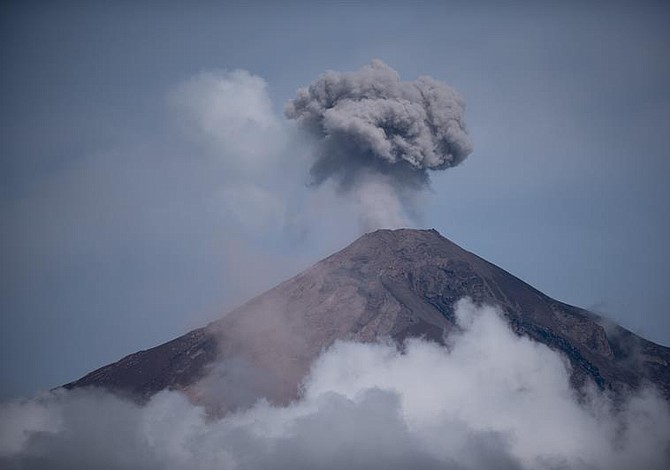 Organizaciones locales recolectan insumos para afectados por erupción volcánica en Guatemala